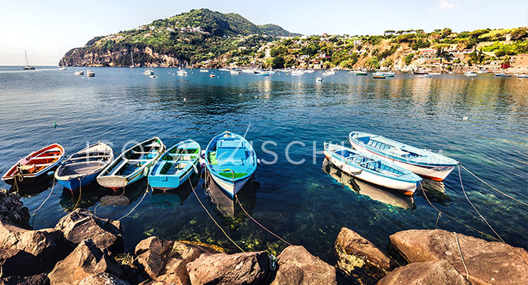 Barche ormeggiate nella baia di Cartaromana a Ischia